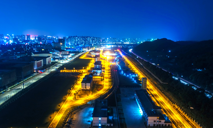 “海綿車輛段”有別于以快排和防洪為重點的傳統排水設計方式，融入“海綿城市”建設理念，結合場地自然景觀進行海綿化設計，降雨時可以吸收、滲透、滯蓄、凈化場地內的雨水，干旱時還能釋放此前蓄存水，有效調節水循環，改善了生態環境，也保證了地鐵的安全運行。圖為項目夜景。