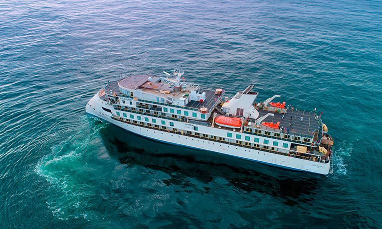 圖為招商極地探險郵輪1號船（CMHI-196-1）進行首側(cè)推性能實驗。