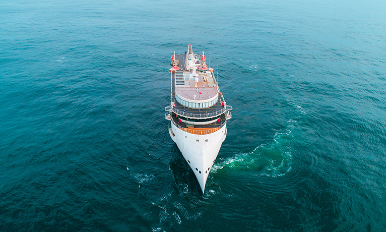 圖為招商極地探險郵輪1號船（CMHI-196-1）進行首側(cè)推性能實驗。