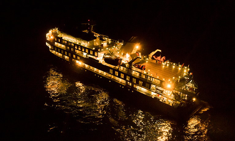 圖為招商極地探險郵輪1號船（CMHI-196-1）進行夜間實驗。