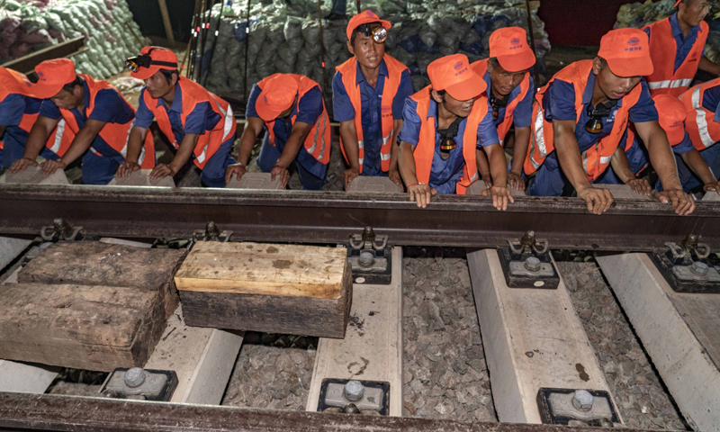 昌贛高鐵全長415.734公里，北起江西南昌，南至贛州，設(shè)計時速350公里。這條高鐵建成通車后，井岡山革命老區(qū)、贛南等原中央蘇區(qū)將正式邁入高鐵時代。圖為7月19日凌晨，中鐵十一局三公司職工在推入道岔。（新華社記者 杜華舉 攝）