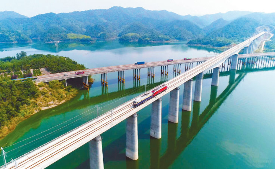 近日，由中國鐵建所屬鐵四院設計，中鐵十一局、中鐵十二局、中國鐵建大橋局、中鐵十五局、中鐵十七局、中國鐵建電氣化局等單位參建的漢十高鐵全線開始聯(lián)調聯(lián)試。該高鐵是武（漢）西（安）高鐵乃至我國中西部客運專線的重要組成部分，線路全長399公里，設計時速350公里。通車后，武漢到十堰的列車運行時間將比目前節(jié)省至少50%，全程最快只需1小時50分鐘。圖為檢測車通過十堰市丹江口庫區(qū)浪河特大橋。（營蒙蒙 攝）