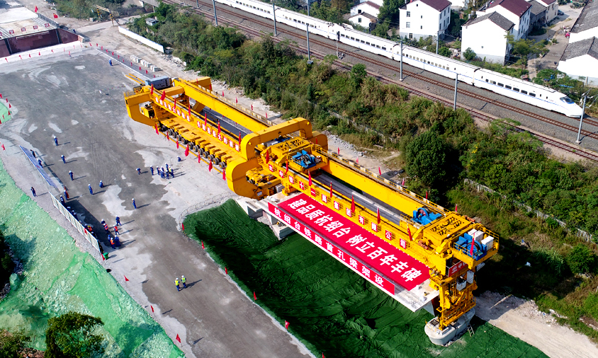 杭紹臺高鐵連接了杭州、紹興和臺州，線路全長266.9公里，設計時速350公里，工程總投資約449億元。作為國家首批鐵路PPP（政府與社會資本合作）示范項目，根據其融資框架方案，將由民營資本、中國鐵路總公司、浙江省交通集團和地方政府共同出資建設，其中民營資本出資占51%。中國鐵建所屬中鐵十一局三公司承擔杭紹臺高鐵V標管段內11座橋梁、289榀箱梁以及全線的鋪軌任務，計劃2020年7月完成全部箱梁架設。圖為首榀箱梁架設現場。（李萬里 攝）