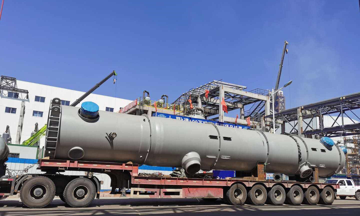 入塔氣預(yù)熱器是甲醇合成裝置的重要設(shè)備之一，該設(shè)備直徑2.3米、高18.4米、重154噸，設(shè)計壓力近10MPa。此前，該項目合成氣壓縮機(jī)組、甲烷氣壓縮機(jī)組等7套大型離心式壓縮機(jī)組已于2020年春節(jié)前全部交付完成。