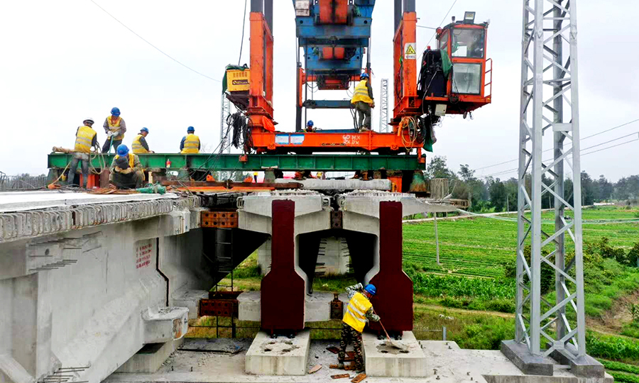福平鐵路計劃今年底具備開通運營條件，開通后將大幅縮短福州至平潭的時空距離形成半小時“生活圈”和“經濟圈”，結束平潭島不通鐵路的歷史，對完善閩東北區域鐵路交通網絡，發揮福州中心樞紐作用，帶動閩東北區域整體開放開發具有重要意義。圖為全線28座大橋T梁架設進入最后攻堅階段。