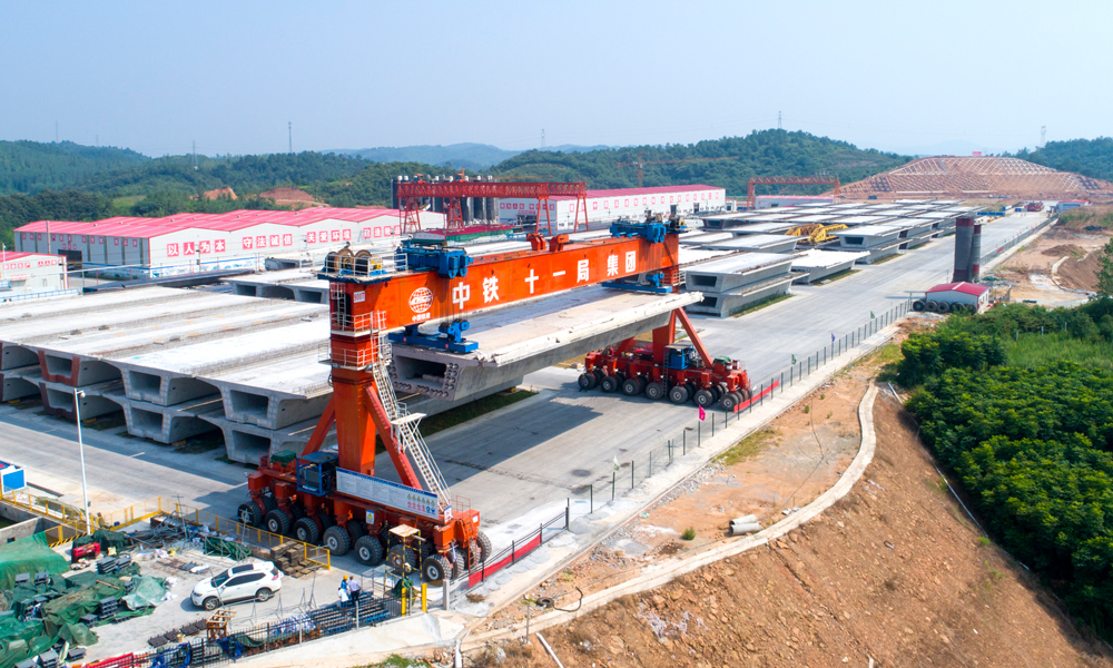 據(jù)悉，鄭萬鐵路全長818公里，設(shè)計行車速度為350公里/時，是鄭渝高速鐵路(鄭州-重慶)的重要組成部分，同時也是聯(lián)系華北、華中、西南地區(qū)的主要高速客運通道，兼顧沿線城際及旅游客流運輸。通車后，鄭州到萬州預(yù)計5個小時可達，鄭州到重慶6個多小時可達。