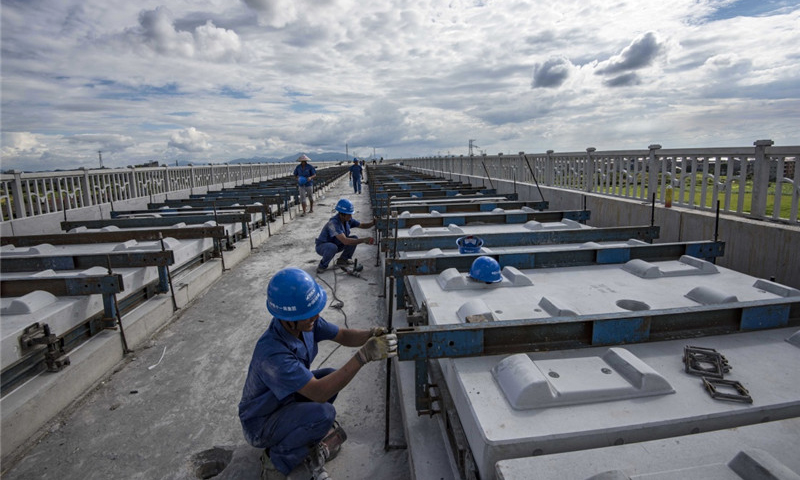 圖為8月30日，中鐵十一局職工在江西省豐城市境內(nèi)的昌贛高鐵孫渡特大橋上調(diào)整無砟軌道板。（新華社記者 杜華舉 攝）