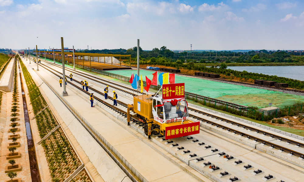 9月29日，在江西樟樹（南）昌贛（州）高鐵鋪軌基地施工現(xiàn)場(chǎng)，中國鐵建所屬中鐵十一局建設(shè)者操控大型鋪軌機(jī)組順利鋪下第一對(duì)500米長軌，標(biāo)志著昌贛高鐵全線正式進(jìn)入鋪軌階段。圖為9月29日，中鐵十一局建設(shè)者在昌贛高鐵樟樹東鋪軌基地進(jìn)行500米長軌鋪設(shè)作業(yè)。