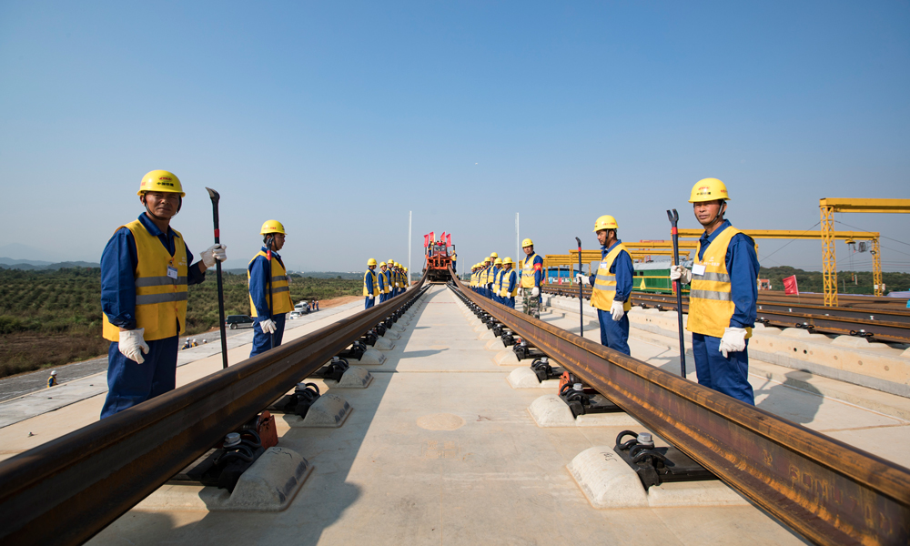 昌贛高鐵北起江西省省會(huì)南昌，南抵贛州，途經(jīng)南昌、宜春、吉安、贛州等4個(gè)設(shè)區(qū)市以及26個(gè)縣（區(qū)、市），設(shè)計(jì)時(shí)速350公里，線路全長416.1公里，全線設(shè)南昌、橫崗、豐城東、樟樹東、新干東、峽江、吉水西、吉安西、泰和、萬安、興國西、贛縣北、贛州西等13座車站。圖為9月29日，中鐵十一局建設(shè)者在昌贛高鐵樟樹東鋪軌基地進(jìn)行500米長軌鋪設(shè)作業(yè)。