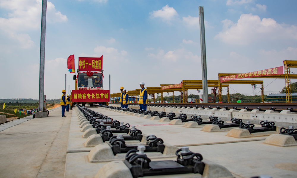 據(jù)了解，昌贛高鐵長軌鋪設(shè)施工采用我國自主研發(fā)，具有國際先進(jìn)水平的WZ500推送機(jī)組鋪軌方式，每天可鋪設(shè)長軌約5公里，預(yù)計(jì)2019年3月底全線完成鋪軌。昌贛高鐵全線鋪設(shè)的軌道為具有我國完全自主知識(shí)產(chǎn)權(quán)的CRTSⅢ型板式無砟軌道，所采用的跨區(qū)間無縫線路鋼軌能最大限度減少鋼軌接頭病害概率，全面提高軌道整體結(jié)構(gòu)的平順性，有效提升旅客乘車的舒適度。圖為9月29日，中鐵十一局建設(shè)者在昌贛高鐵樟樹東鋪軌基地進(jìn)行500米長軌鋪設(shè)作業(yè)。