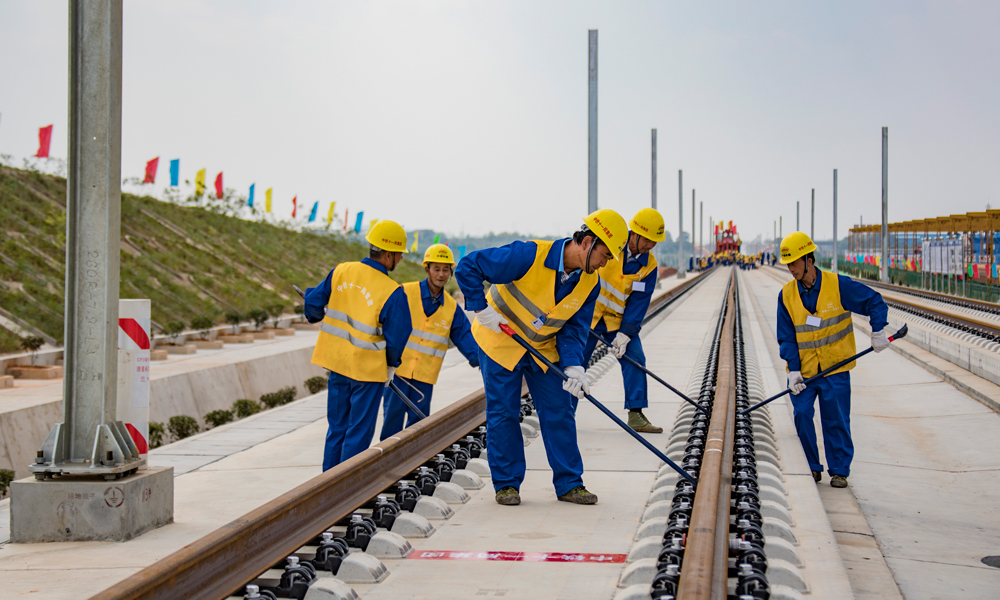 為確保昌贛客專鋪軌作業(yè)順利推進(jìn)，施工方中鐵十一局結(jié)合項(xiàng)目交叉施工多、運(yùn)輸距離長等特點(diǎn)，引進(jìn)了一套鐵路工程安全調(diào)度管理系統(tǒng)，能夠遠(yuǎn)距離實(shí)時(shí)監(jiān)控、實(shí)時(shí)通訊，實(shí)現(xiàn)了鋪軌作業(yè)管理信息化和標(biāo)準(zhǔn)化。圖為9月29日，中鐵十一局建設(shè)者在昌贛高鐵樟樹東鋪軌基地進(jìn)行500米長軌鋪設(shè)作業(yè)。