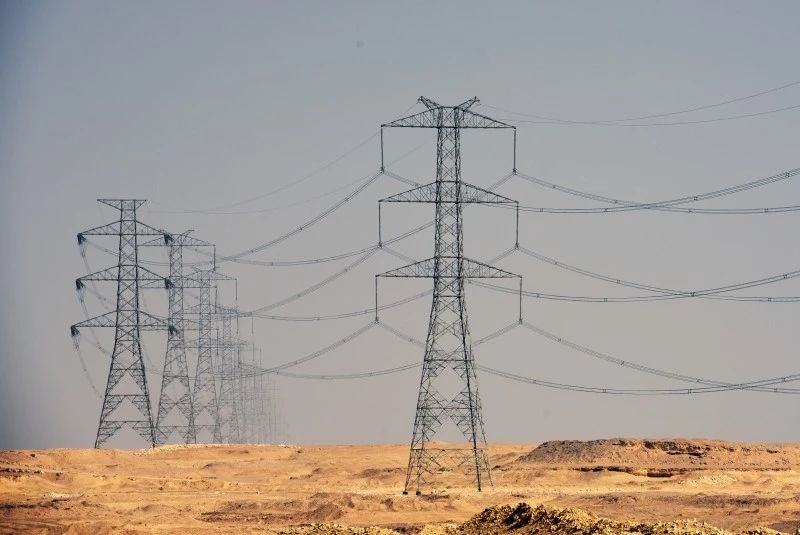 ▲穿越戈壁的EETC500千伏輸電線路.jpg ▲穿越戈壁的EETC500千伏輸電線路.jpg