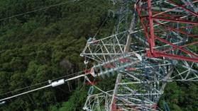 說明: 說明: \\10.124.200.62\0703增城站\ZC-04增城巡維站各類報表\3--輸電線路跳閘報表\輸電線路跳閘報表\輸電線路跳閘報表2018\2018-08-07-110kV廟朱線#46B相、110kV寧廟甲線#62（現(xiàn)70號）B、A相（同塔同跳）\寧廟甲線#62A相小號側(cè)第一片絕緣子雷擊放電.JPG