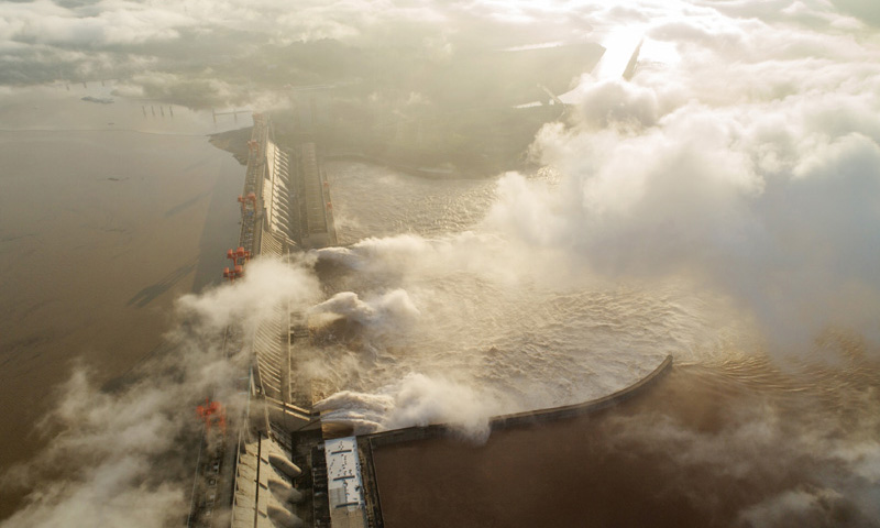 圖為7月27日，長江三峽樞紐工程開啟泄洪深孔泄洪。新華社發（鄭家裕 攝）