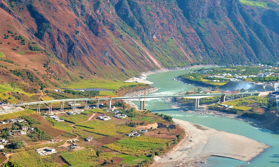 中國華電援建怒江“美麗公路”已完成17公里，投資約13億人民幣，規(guī)劃建成300公里，總投資約200億元。在金沙江中游流域共修筑6座大橋，近150公里公路，完成香格里拉境內的“援藏公路”修筑，總投資達10億元，幫助沿線及周邊少數(shù)民族同胞徹底告別“人背馬馱”的生活。左邦祥 攝