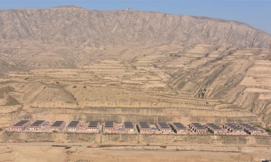 國家電網青海電力積極服務扶貧光伏電站并網發電，組織對有獨立光伏供電且已具備大延伸供電條件的鄉實施電網工程建設。