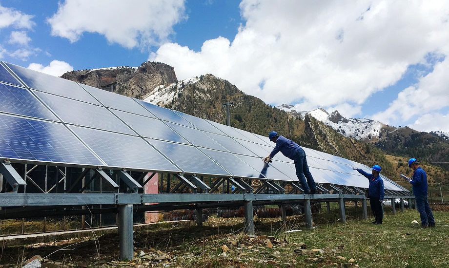 國家電網青海電力積極服務扶貧光伏電站并網發電。馬旭升 攝