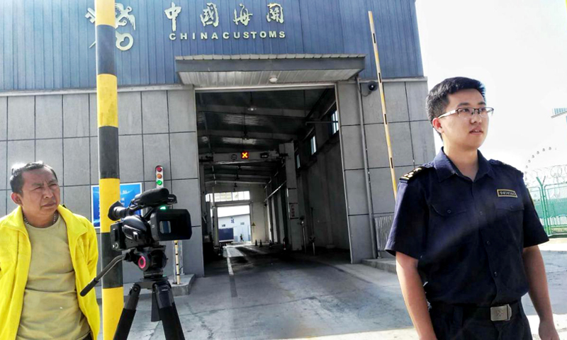 霍爾果斯海關人員接受采訪時表示，與人工檢查相比，同方威視車載式設備使通關速度有了明顯提升，大幅提高了工作效率，對于提高口岸過貨能力，打擊走私，促進外貿經濟健康發展發揮了重要作用。（國資委新聞中心 雷玉川攝）
